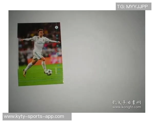 《球星卡足球拆包体验 莫德里奇闪耀卡片惊喜现身》